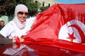 una donna durante le proteste a Tunisi