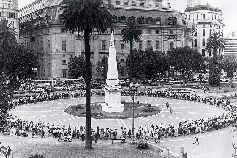 Marcia delle Madres de Plaza de Mayo per i propri figli, 1981.