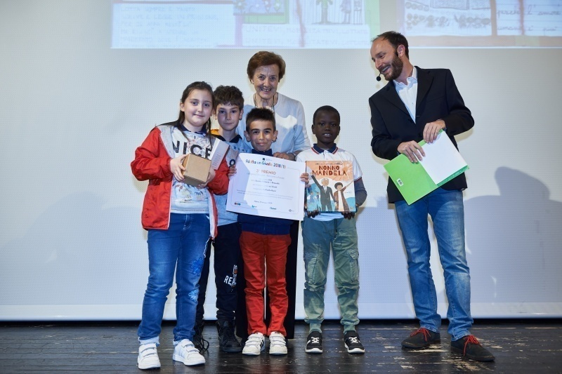 Anna Maria Samuelli premia dei ragazzi alla cerimonia di premiazione del Bando di concorso Adotta un Giusto 2018/2019, 13 maggio 2019.