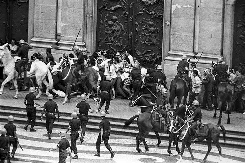 La polizia militare uccide lo studente Edson Luís nel centro di Rio de Janeiro, 28 marzo 1968. Il suo omicidio segnò l'inizio di intense mobilitazioni contro il regime militare.
