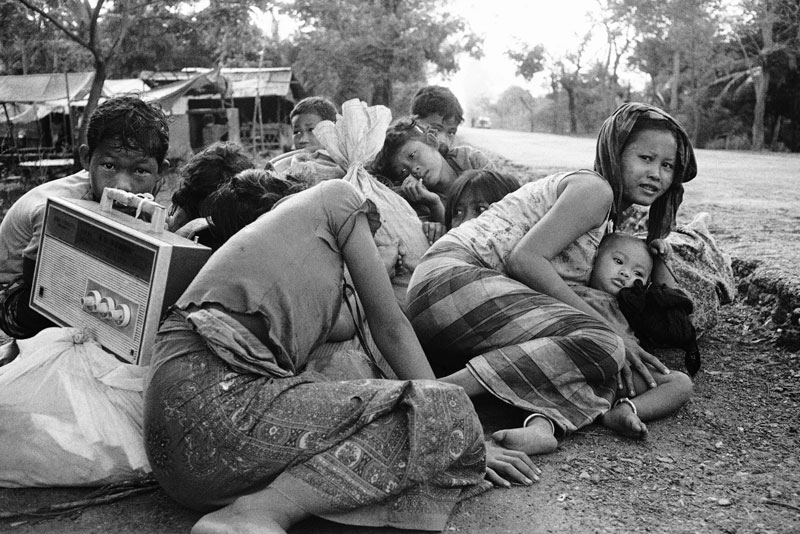 Donne e bambini durante i combattimenti dei Khmer rossi per prendere il controllo della capitale cambogiana, aprile 1975.