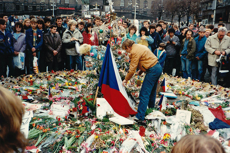Vaclav Havel e i manifestanti commemorano la lotta per la libertà e la democrazia al memoriale di Praga durante la “Rivoluzione di velluto”, novembre 1989.