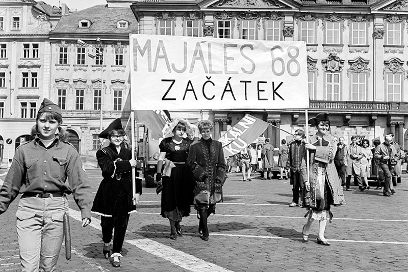 Majales (festival studentesco di primavera) sulla Piazza della Città Vecchia, 1 maggio 1968.