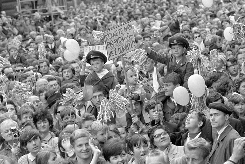 Grandi aspettative nella parata del Primo Maggio 1968 a Praga al Příkop. I cittadini si rivolgono alla tribuna con funzionari statali e di partito, guidati da Dubček.
