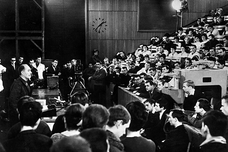 Robert Havemann è filmato durante la sua ultima conferenza alla Università Humboldt di Berlino Est. Il film è stato bandito dalla trasmissione e Havemann è stato perseguito come critico del regime,  17 gennaio 1964.