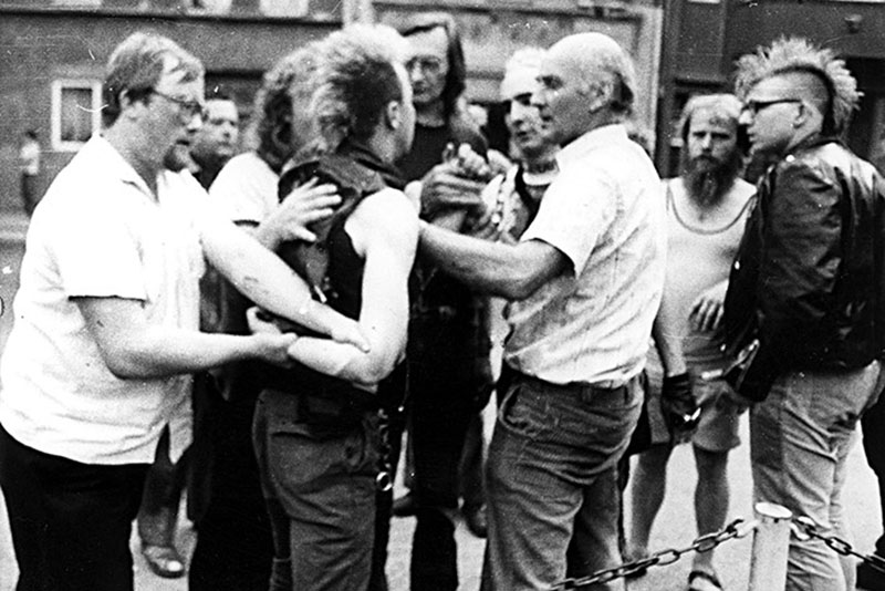 Walter Schilling (al centro in seconda fila) cerca di aiutare un punk che sta vendendo arrestato dalla STASI durante l'evento “JUNE 86”, organizzato da Schilling e dal pastore Uwe Koch a Rudolstadt, 22 giugno 1986.