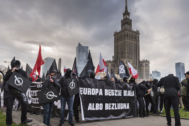 Nazionalisti polacchi con striscioni “L'Europa sarà bianca o deserta”, 11 novembre 2017.
