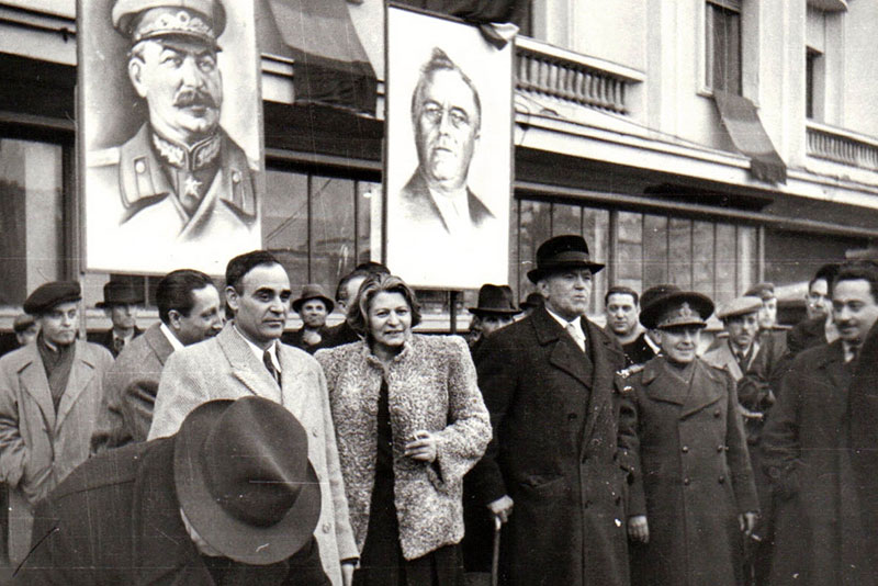 Da sinistra Gheorghiu-Dej, Ana Pauker, Vasile Luca durante un evento del Fronte Nazionale Democratico in Transilvania, 14 marzo 1945.