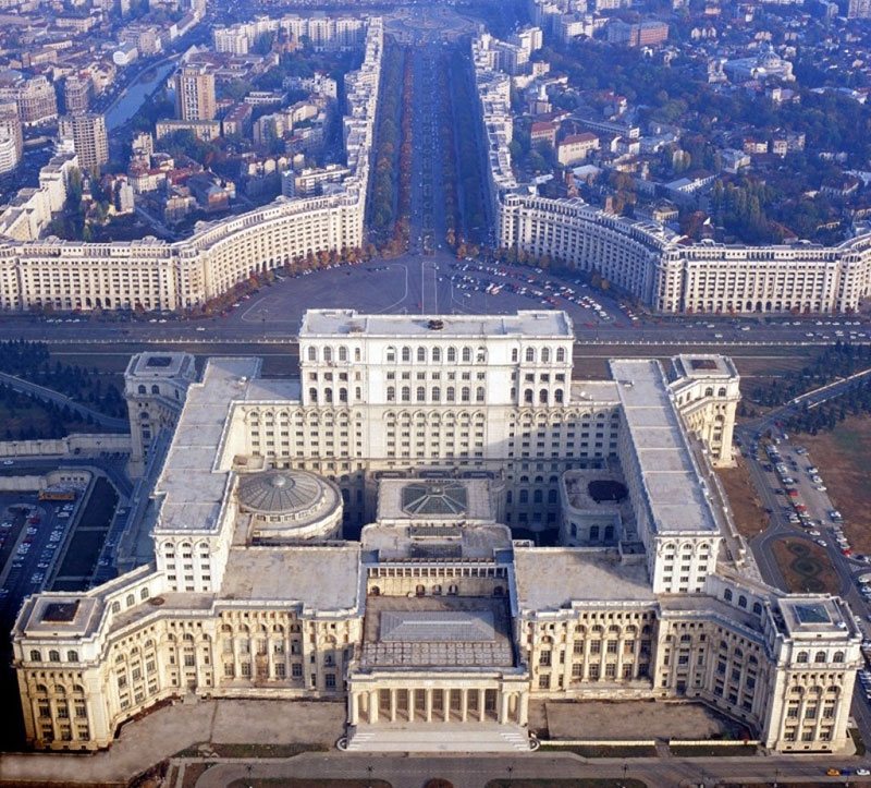 La Casa del Popolo, oggi sede del Parlamento.
