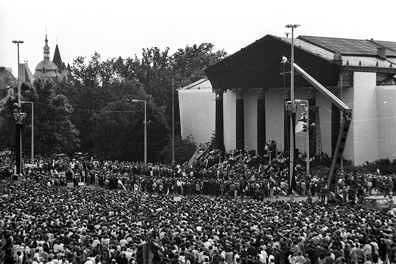 La solenne sepoltura di Imre Nagy e degli altri caduti della rivoluzione del ’56 con la partecipazione di centinaia di migliaia di persone, 16 giugno 1989