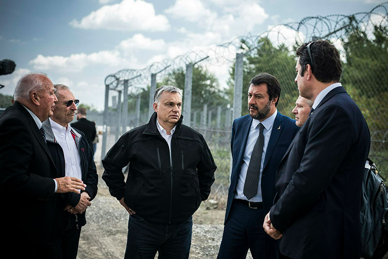 Viktor Orbán con il ministro degli interni Matteo Salvini in visita al muro di filo spinato costruito per bloccare i migranti in arrivo dalla rotta balcanica, 2 maggio 2019.