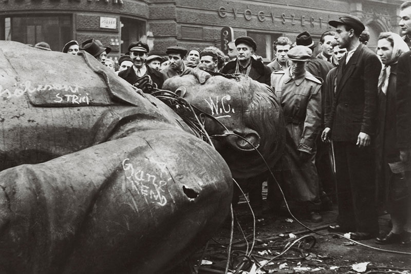 La statua abbattuta di Joseph Stalin, 23 ottobre 1956.