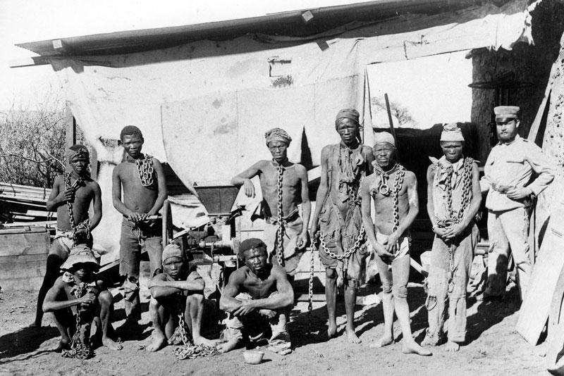 Prigionieri delle tribù Herero e Nama incatenati durante il genocidio, 1905 circa.