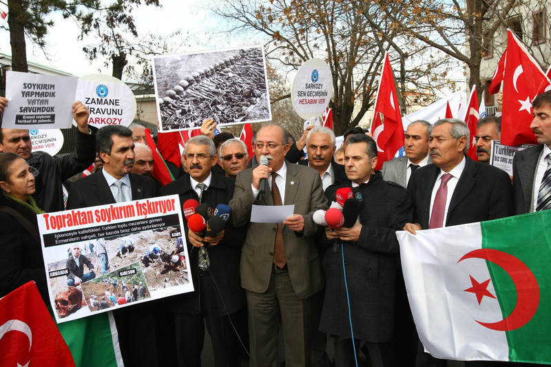 Members of a Turkish union demonstrate outside the French embassy in Ankara against France's position on the Armenian genocide, 22 December 2011.