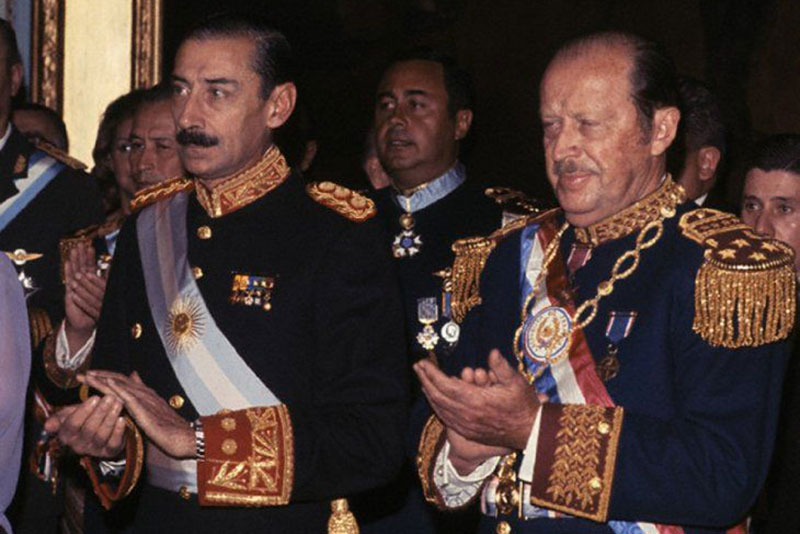 	Il dittatore paraguaiao Alfredo Stroessner (a destra) e quello argentino Jorge Rafael Videla (a sinistra) durante un ricevimento di gala ad Asuncion, 1979.