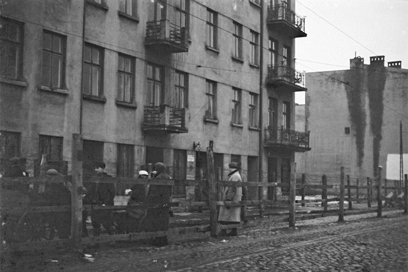 Nel novembre 1941 cira 5.000 rom e sinti vennero deportati a Łódź, dove era stato costruito un “ghetto per zingari” all'interno del ghetto ebraico.